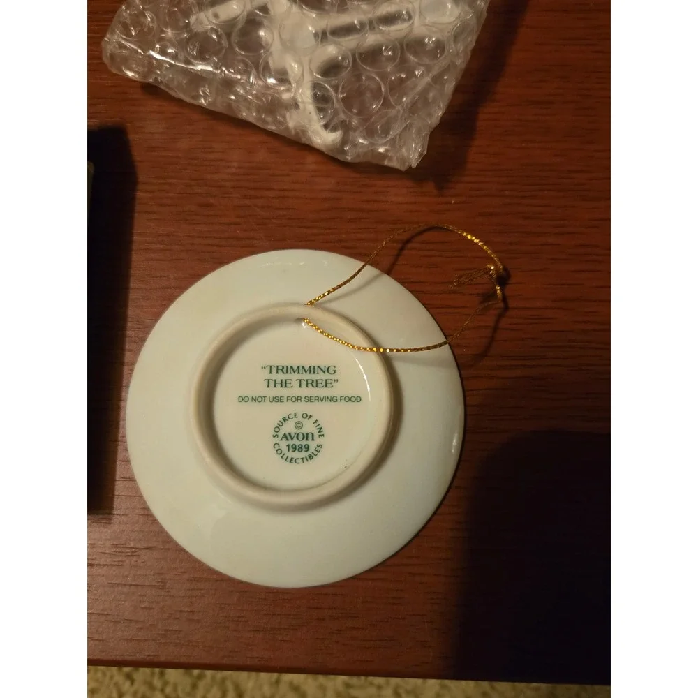 Avon 1978 Miniature Christmas Plate Trimming The Tree‎ Ornament with Box Stand